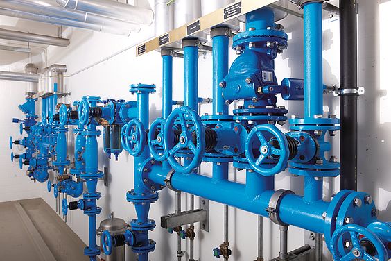 Aufnahme einer Wasserversorgungsanlage in blauer Farbe.