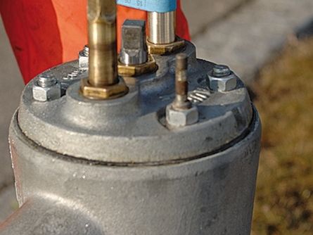 Detailaufnahme einer Revision eines Hydranten.