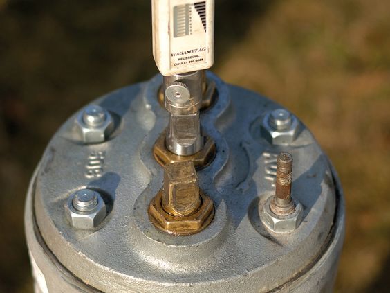 Detailaufnahme einer Service-Revision eines Hydranten.